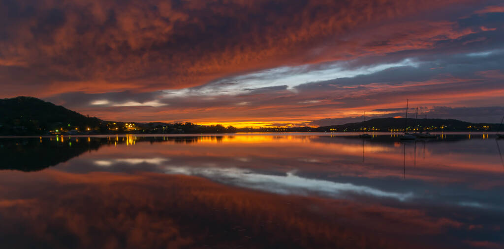 Kleurrijke zonsopgang reflecties over de baai van Tascott & Koolewong, Central Coast, NSW, Australië - Foto, afbeelding