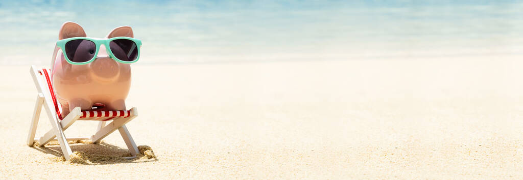 Sparschwein im Urlaub am Strand Reisekredit - Foto, Bild