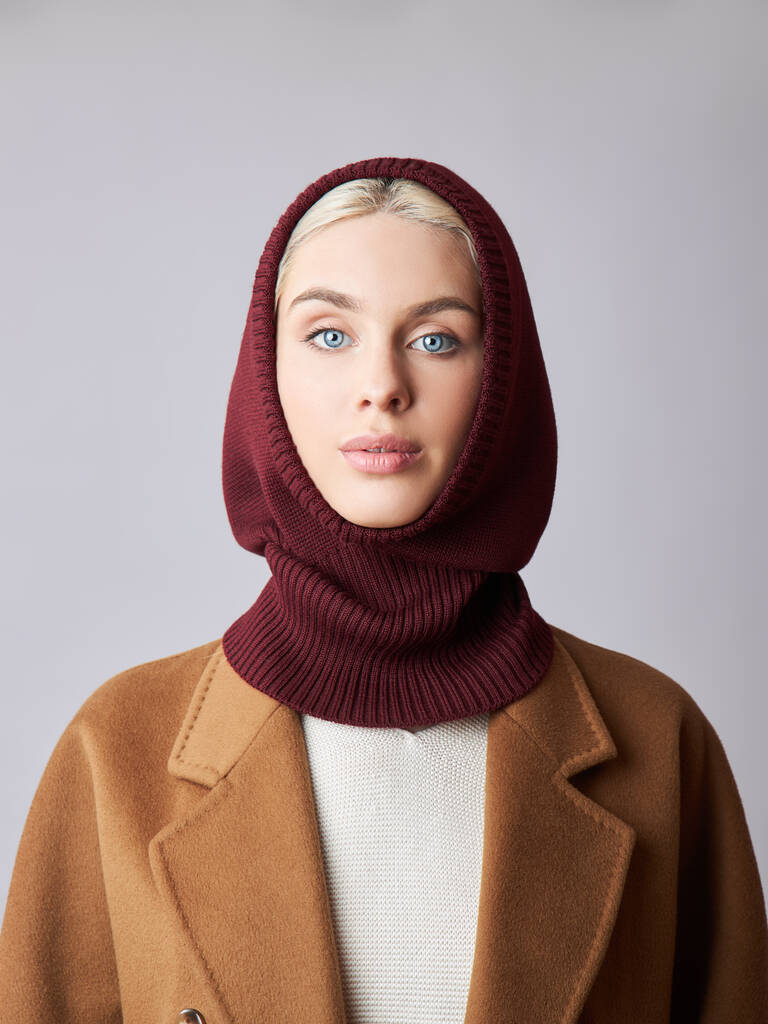 Mujer musulmana europea con un pelo rubio en una capucha de capó vestida en su cabeza. Hermosa chica con piel suave, cosméticos naturales
 - Foto, imagen