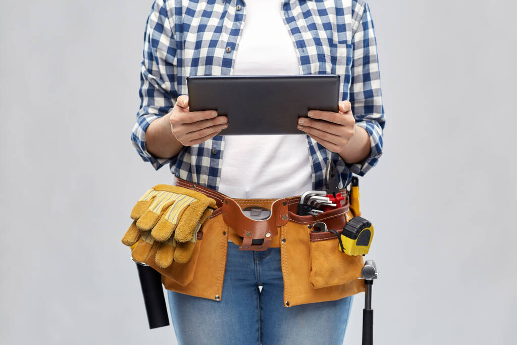 donna o costruttore con tablet pc e strumenti di lavoro - Foto, immagini