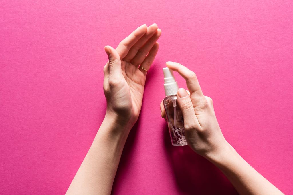vágott kilátás nő alkalmazása fertőtlenítő kéznél rózsaszín - Fotó, kép