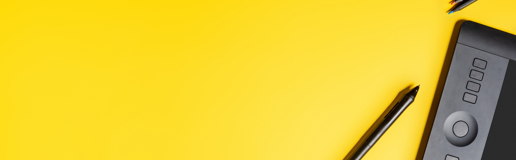 panoramische Ernte von Zeichenbrett und Stift auf gelb - Foto, Bild