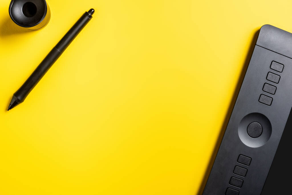 vista superior de la tableta de dibujo moderno, lápiz y soporte en amarillo
  - Foto, Imagen