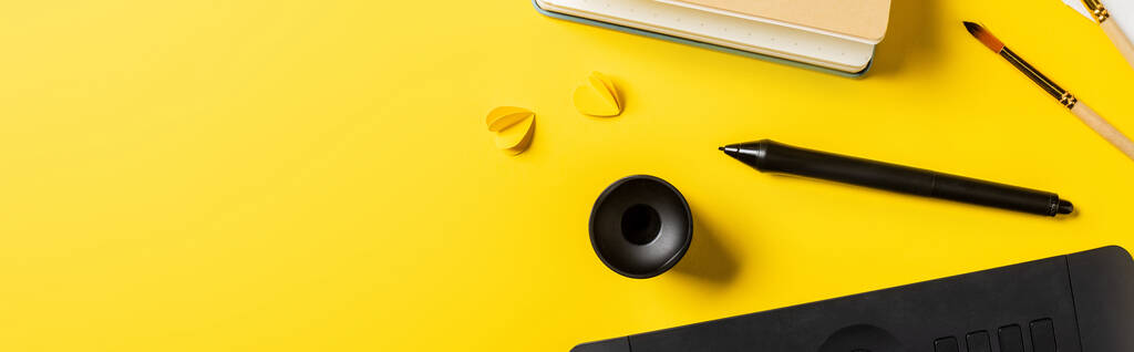tiro panorâmico de desenho tablet, suporte e estilete em amarelo
  - Foto, Imagem