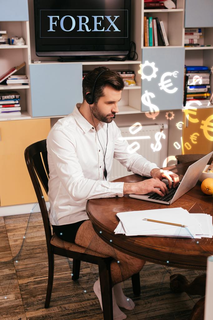 Selectieve focus van freelancer in shirt en slipje met headset en laptop in de buurt van papieren op tafel thuis, forex illustratie - Foto, afbeelding