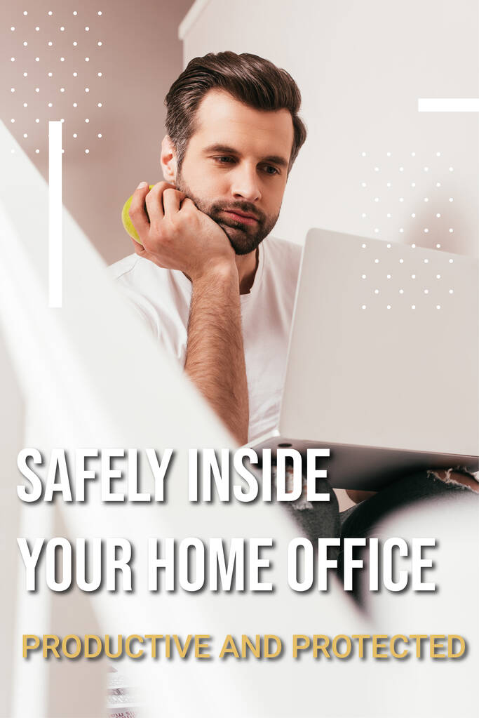 Foco seletivo do teletrabalhador segurando maçã e usando laptop na escada, com segurança dentro de sua ilustração de escritório em casa
 - Foto, Imagem