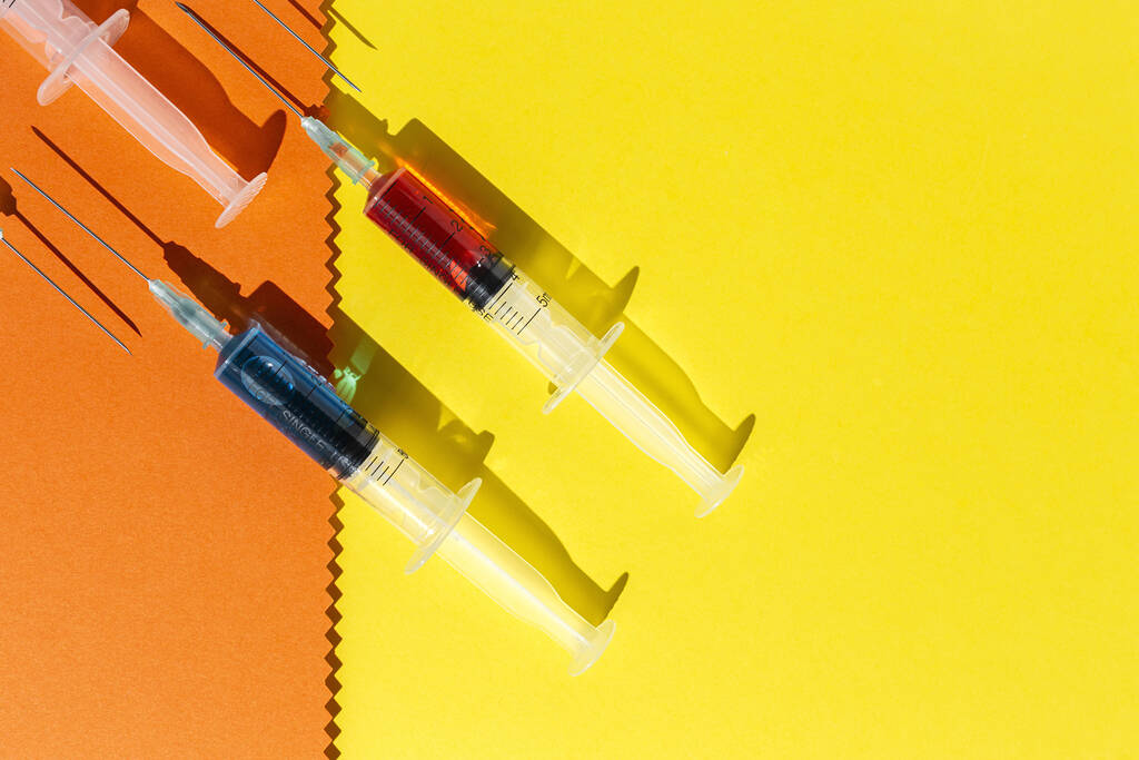 Covid-19 - Dávka vakcíny injekční lahvičky proti stříkačce s koronavirovou jehlou, lékařské pojetí vakcinace hypodermická injekce péče o nemocniční prevenci, imunizace - Fotografie, Obrázek