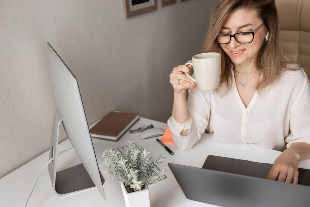 молодая деловая женщина сидит за столом и работает
  - Фото, изображение