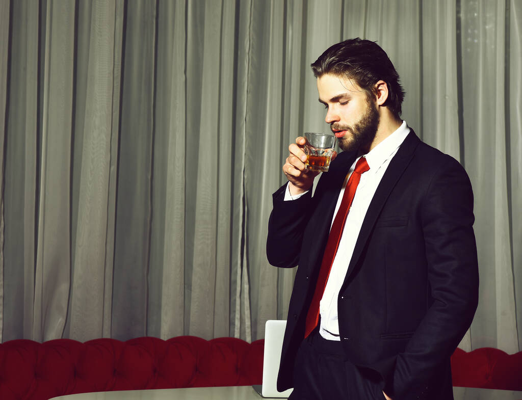 brodaty mężczyzna, biznesmen ze szklanką whisky - Zdjęcie, obraz