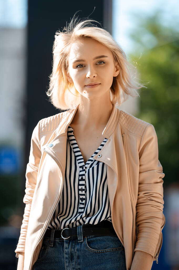Söpö onnellinen blondi tyttö tyylikäs moderni vaatteita. nuori hoikka liikenainen kaupunkiympäristössä - Valokuva, kuva
