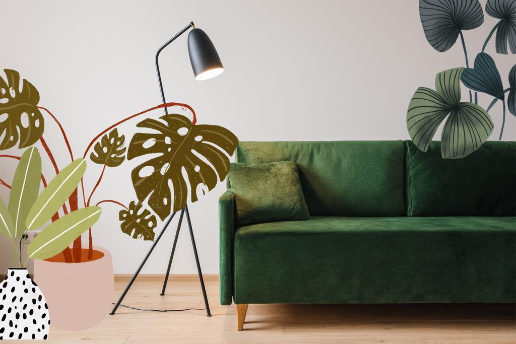 Modern zemin lambası ve çizilmiş bitki resimli yastıklı yeşil kanepe.  - Fotoğraf, Görsel