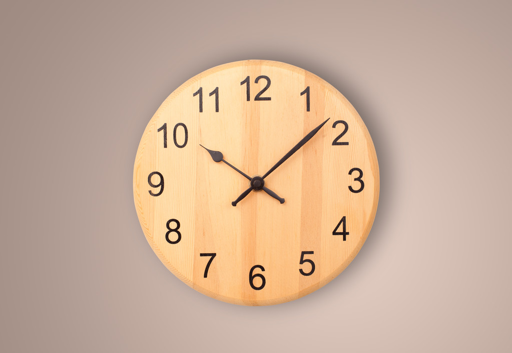 Reloj moderno con horas y minutos
 - Foto, imagen
