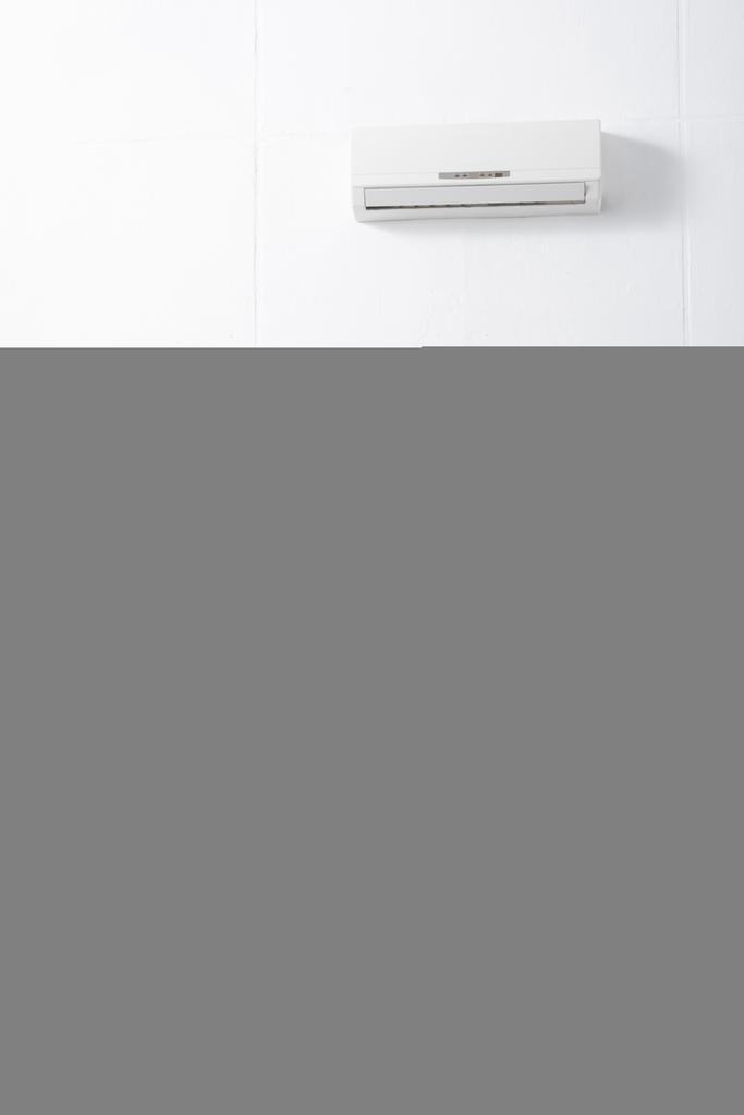 Erschöpfte Frau trinkt Wasser bei Hitze zu Hause mit Klimaanlage  - Foto, Bild