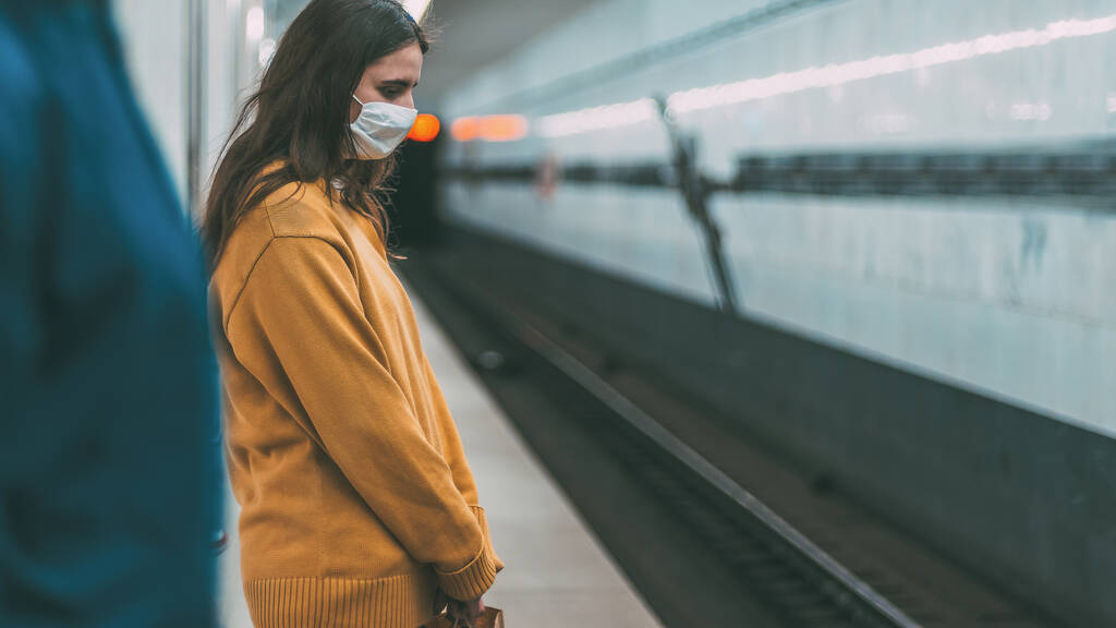 επιβάτες με προστατευτικές μάσκες που στέκονται στο σταθμό του μετρό - Φωτογραφία, εικόνα