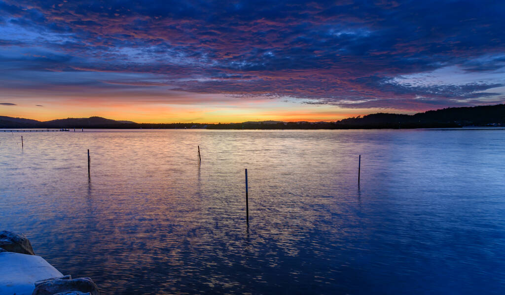Panoramische Sunrise Waterscape met Wolken aan het Woy Woy Waterfront aan de Central Coast, NSW, Australië. 2 afbeelding samenvoegen. - Foto, afbeelding