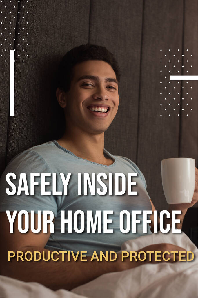 souriant mixte homme tenant tasse de café près en toute sécurité à l'intérieur de votre bureau à domicile, lettrage productif et protégé dans la chambre  - Photo, image