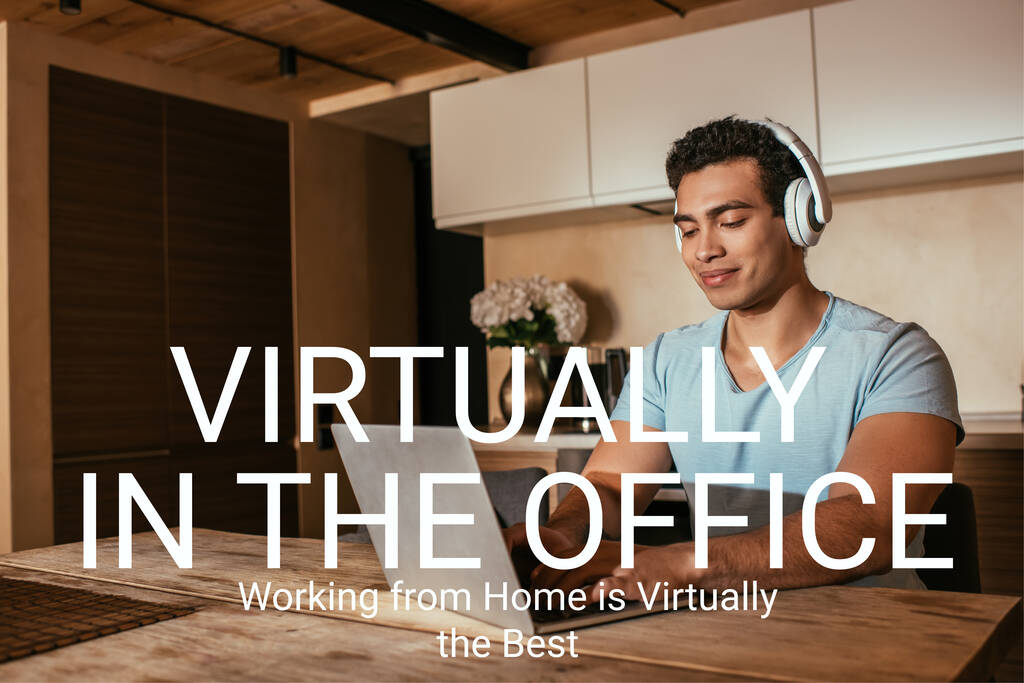 boldog vegyes fajú szabadúszó zenét hallgat a fejhallgató és a laptop használata gyakorlatilag az irodában, dolgozik otthonról gyakorlatilag a legjobb betű  - Fotó, kép