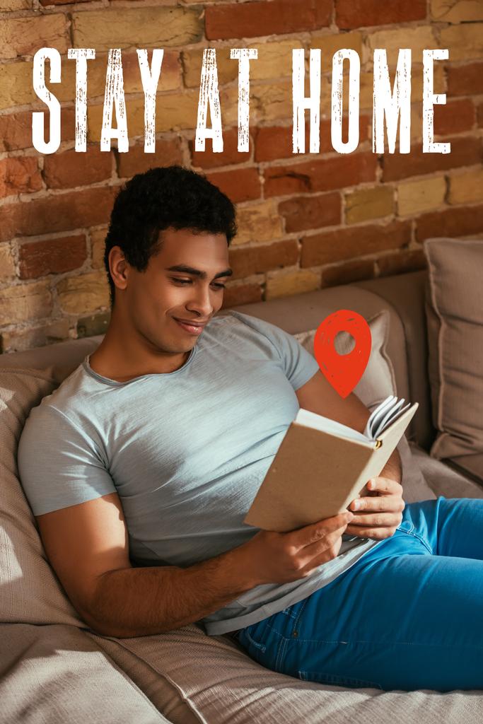 boldog vegyes verseny férfi olvasás könyvet kanapén közel tartózkodás otthon bettering  - Fotó, kép