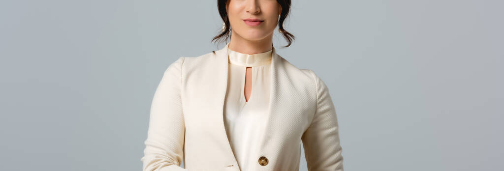 Orientación panorámica de mujer de negocios en ropa formal beige aislada en gris
  - Foto, Imagen