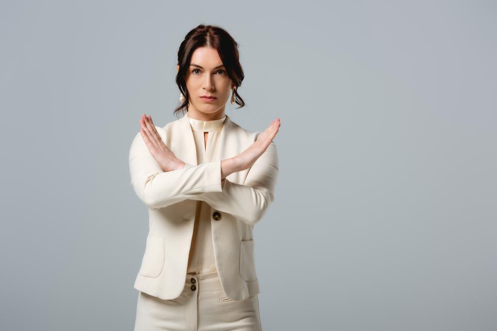 Hermosa mujer de negocios mostrando stop gesture aislado en gris
  - Foto, Imagen