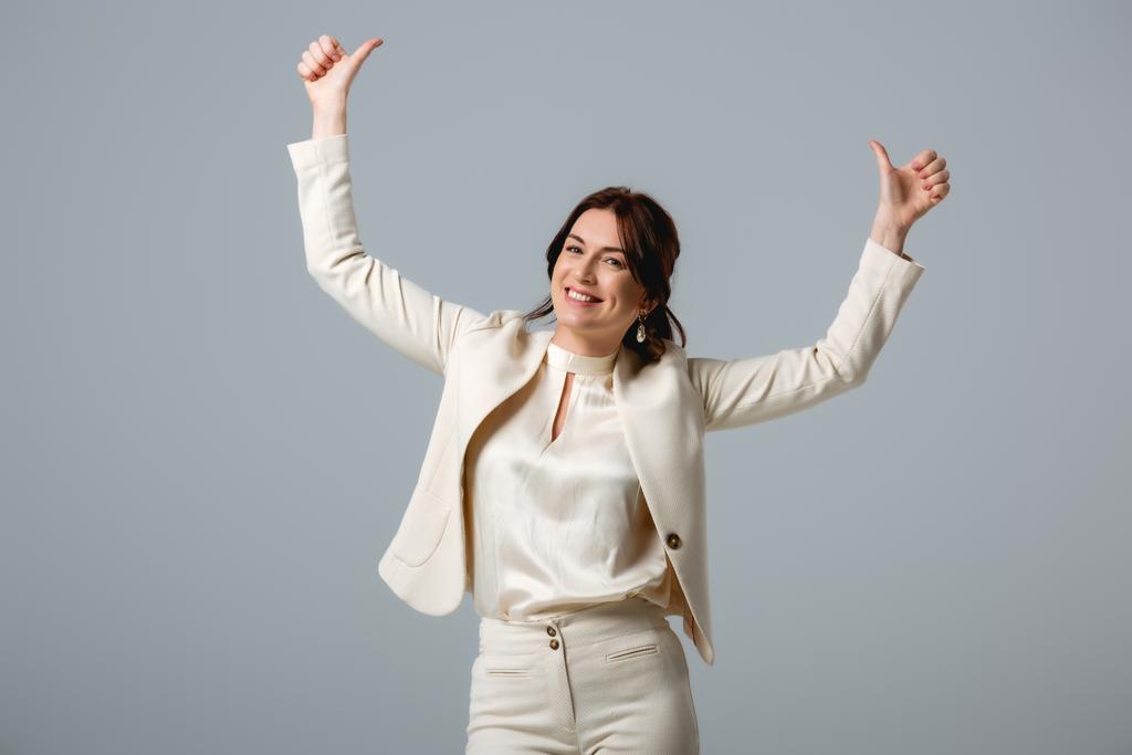 Femme d'affaires positive montrant pouces vers le haut isolé sur gris, concept de corps positif  - Photo, image