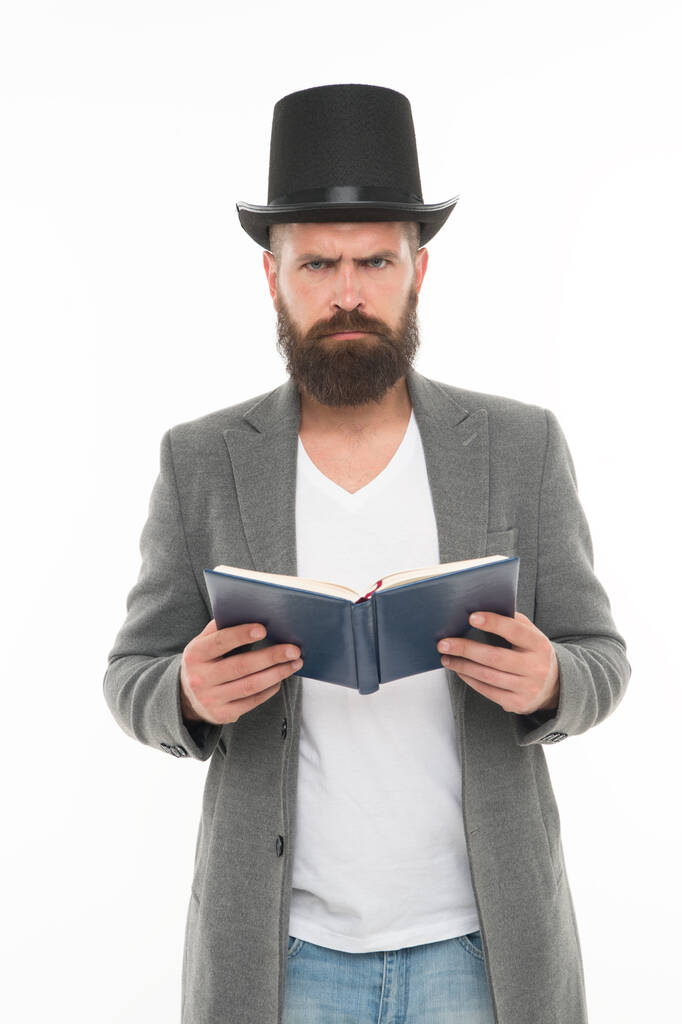 Drámai nézés. Drámai forgatókönyvet olvasok. A szakállas ember elszigetelt könyvet olvas a fehéren. Költészet felolvasás. Inspiráló könyv. Irodalomtanár. Könyvesbolt. Érdekes történet. Guy klasszikus ruha olvasni könyvet - Fotó, kép