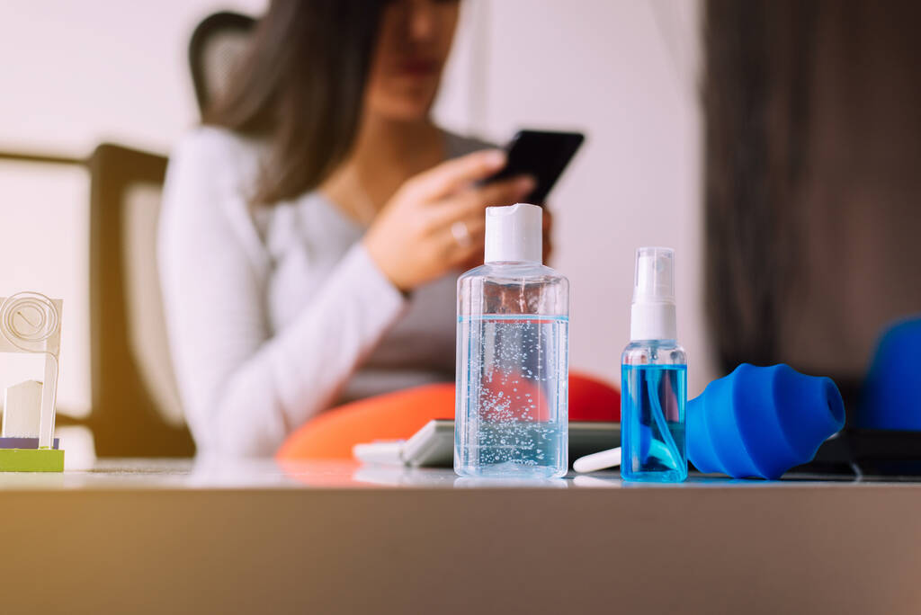 Sanitizer gel ve spreji láhev a dezinfekční gel pro ochranu koronaviru na stole, Práce doma, Práce z domova koncept - Fotografie, Obrázek
