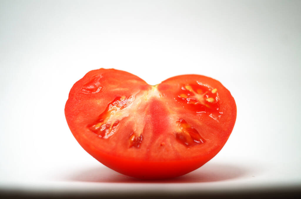 白を基調としたフレッシュトマト - 写真・画像