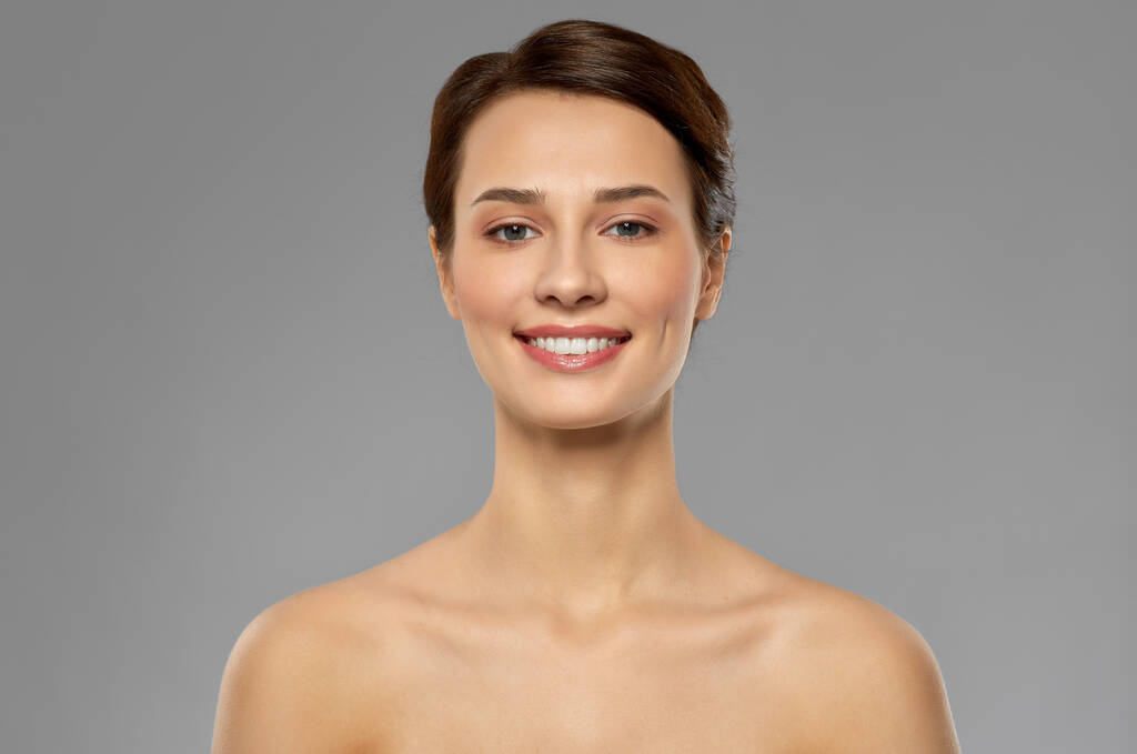 красивая молодая женщина с голым плечом - Фото, изображение