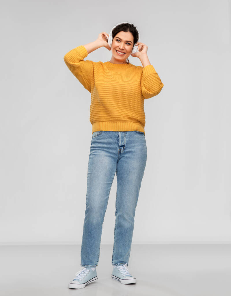 Ευτυχισμένη γυναίκα με ακουστικά ακούγοντας μουσική - Φωτογραφία, εικόνα