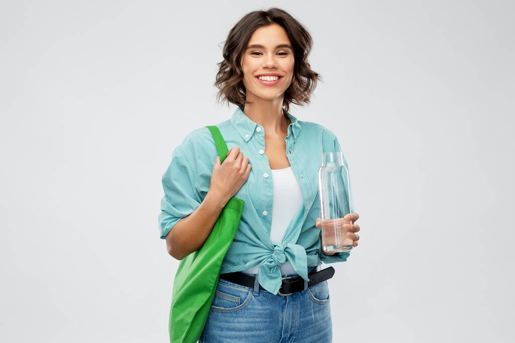 Frau mit Tasche zum Lebensmitteleinkauf und Glasflasche - Foto, Bild