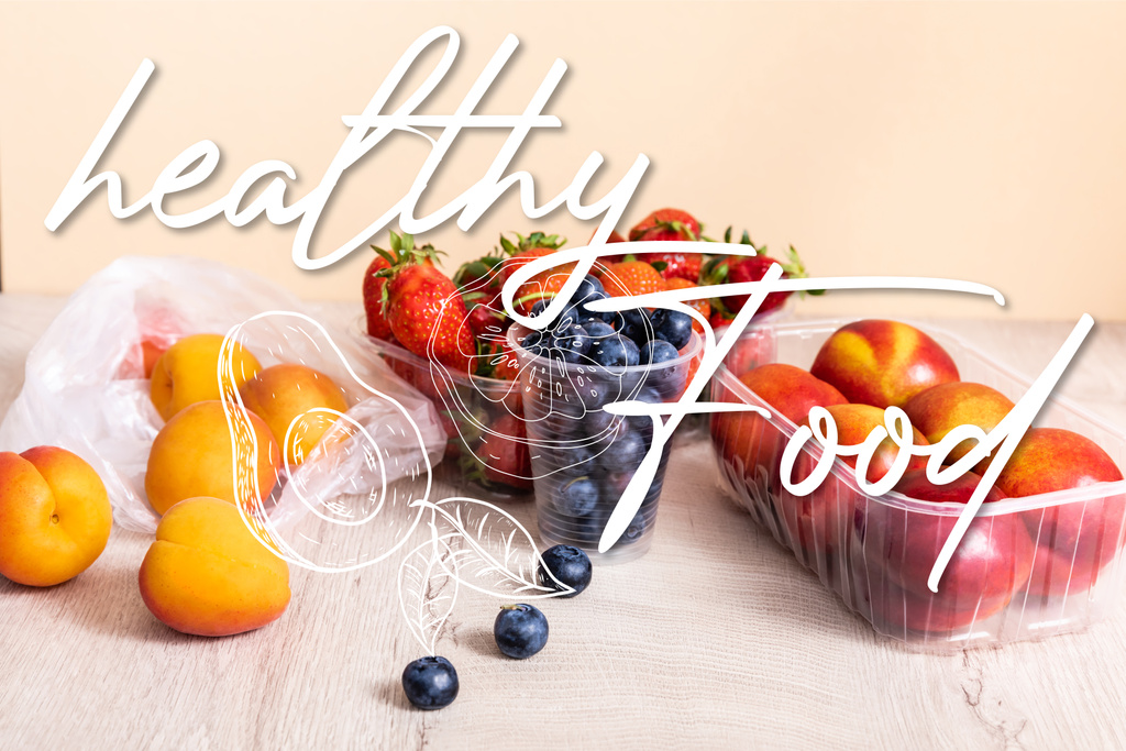 чорниця, полуниця, нектар і персики в пластиковій тарі на дерев'яній поверхні поблизу здорового харчування та ілюстрація авокадо на бежевому
 - Фото, зображення