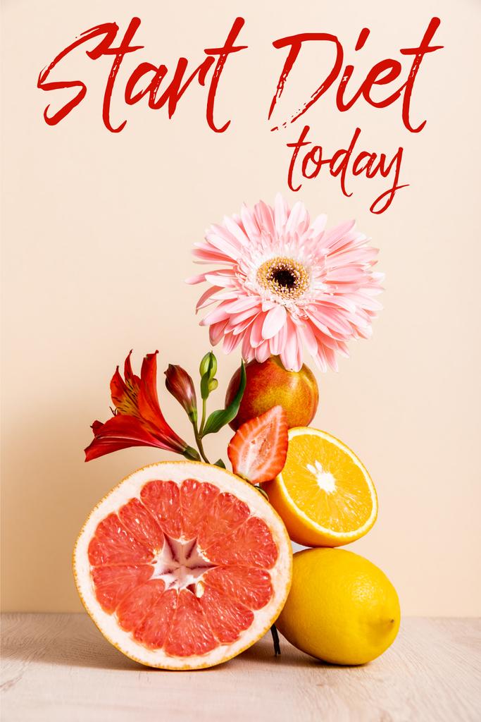 Blüten- und Fruchtkomposition mit Zitrusfrüchten, Erdbeeren und Pfirsichen in der Nähe von Start-Diät heute Schriftzug auf beige  - Foto, Bild