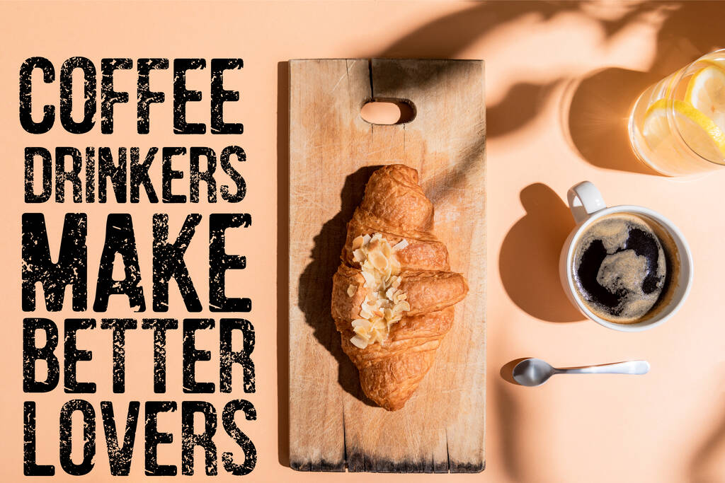 vue de dessus du café, de l'eau et du croissant sur la planche en bois pour le petit déjeuner sur la table beige avec des buveurs de café font de meilleurs amants lettrage  - Photo, image