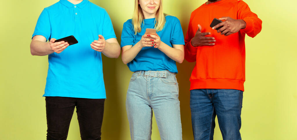 Vriendengroep die mobiele smartphones gebruikt. Tieners zijn verslaafd aan nieuwe technologische trends. Sluiten.. - Foto, afbeelding