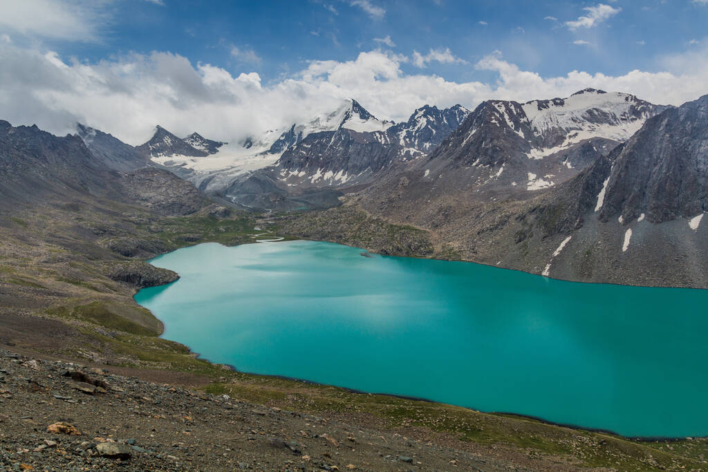 Озеро Ала-Куль в горном массиве Терскей Алатау в Кыргызстане
 - Фото, изображение