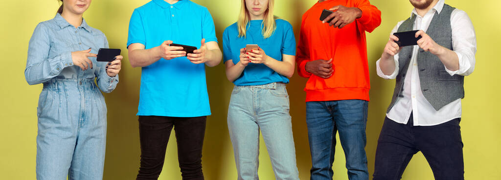 Grupo de amigos usando smartphones móveis. Vício de adolescentes em novas tendências tecnológicas. Fechar
. - Foto, Imagem