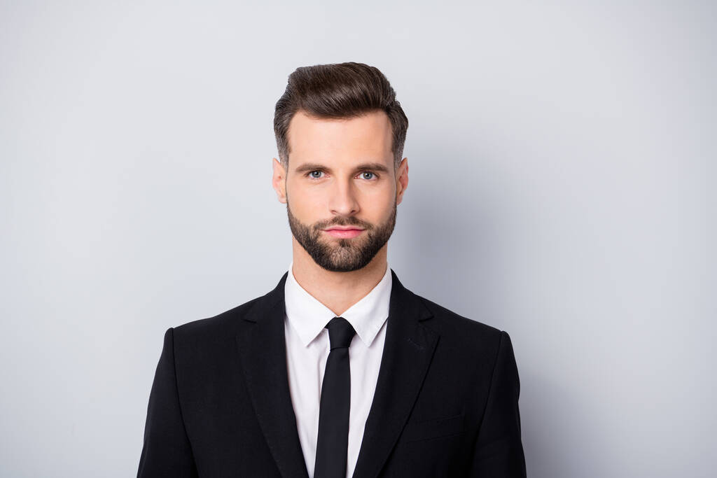 Close up fotó magabiztos hűvös marketinges munkás férfi jó megjelenés kamera igazi vállalkozó kopás formalwear elszigetelt szürke színű háttér - Fotó, kép