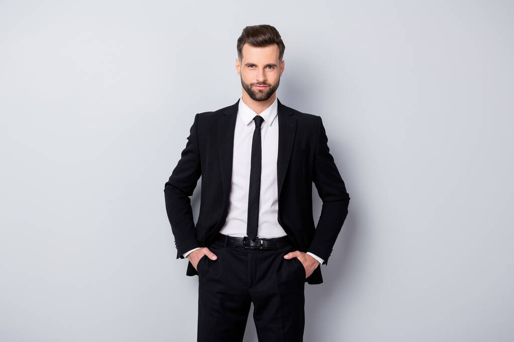 Porträt eines gutaussehenden modernen Mannes Unternehmer bereit, Verträge mit Partnern abzuschließen setzen Taschen tragen elegante Outfit isoliert über graue Farbe Hintergrund - Foto, Bild