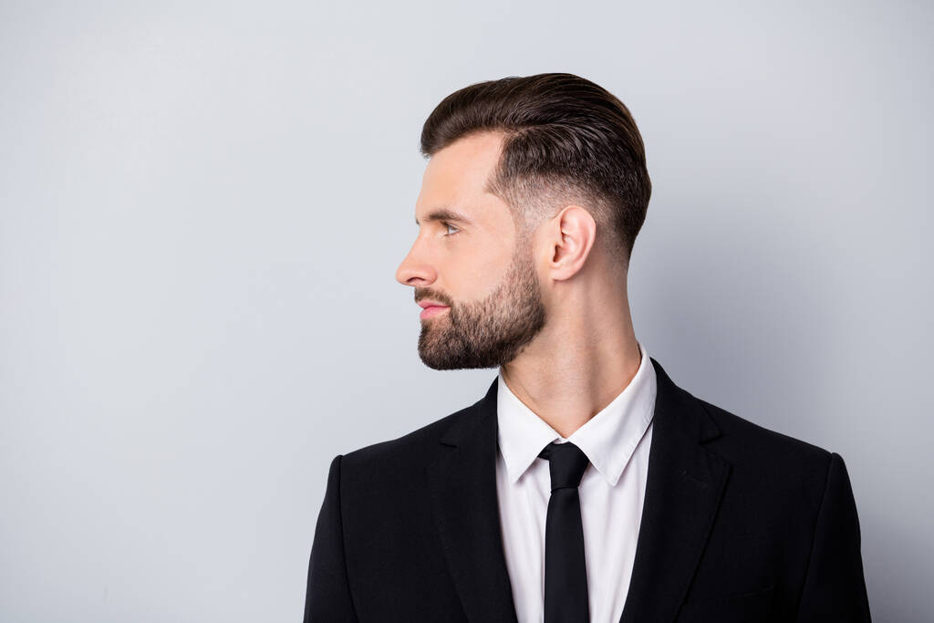 Profil boční fotografie přísné mužské podnikatel vzhled copyspace poslouchat svého zaměstnance nosit formální oblečení stylové elegantní oblečení izolované přes šedou barvu pozadí - Fotografie, Obrázek