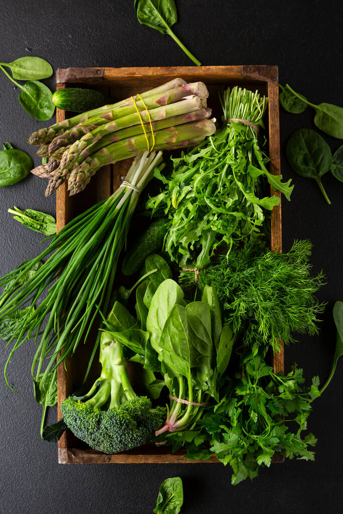 Verduras verdes orgánicas en caja de madera vista superior
 - Foto, Imagen