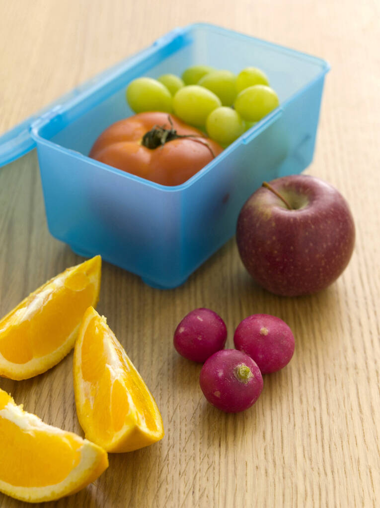 zblízka ovoce v krabici na oběd - Fotografie, Obrázek