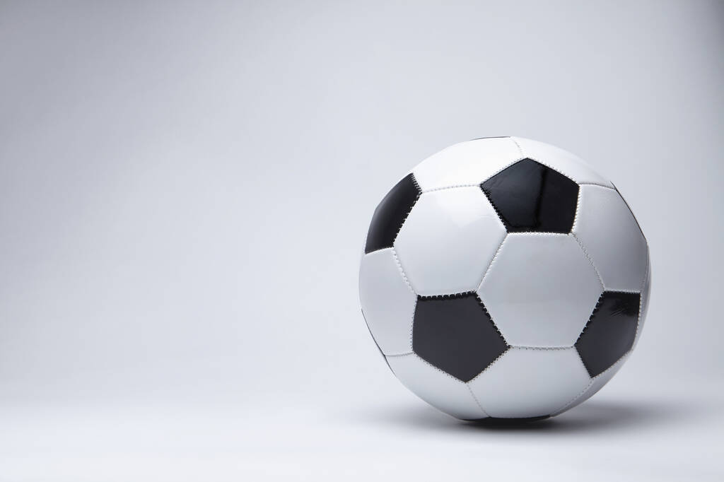 Футбольний м'яч на світлому фоні
  - Фото, зображення