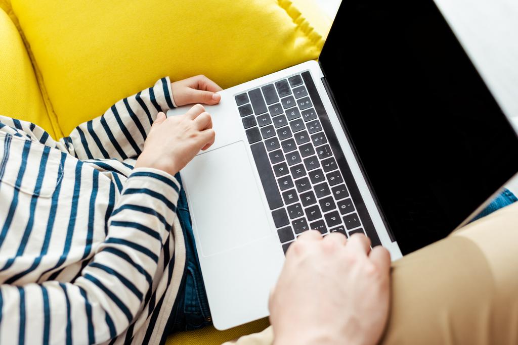 visão de alto ângulo de pai e filho usando laptop com tela em branco
 - Foto, Imagem