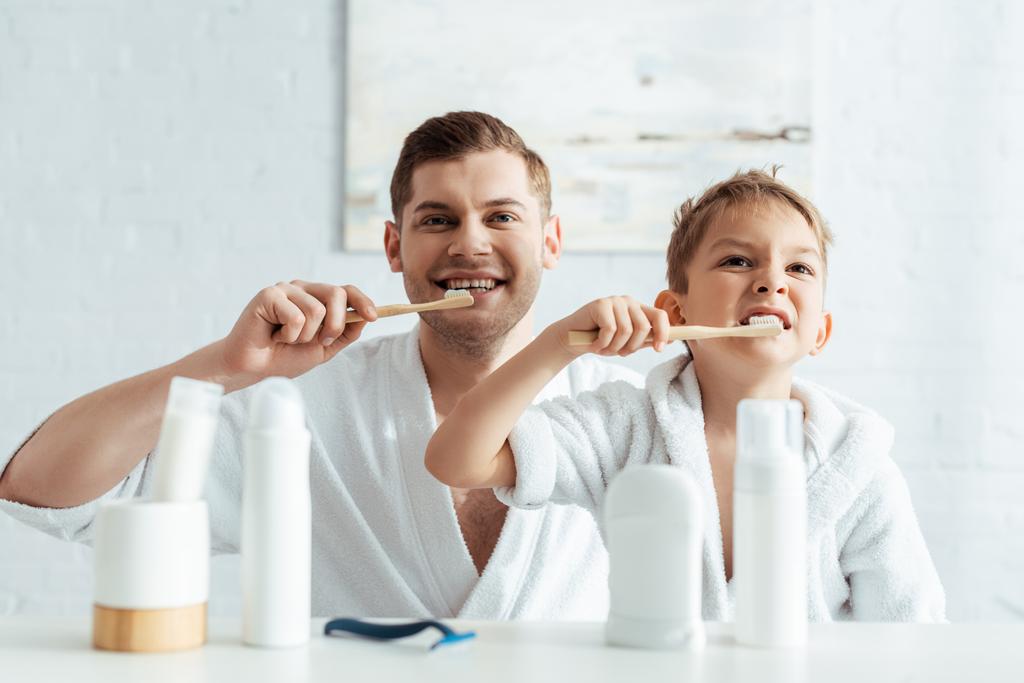 enfoque selectivo de padre e hijo cepillándose los dientes juntos
 - Foto, Imagen