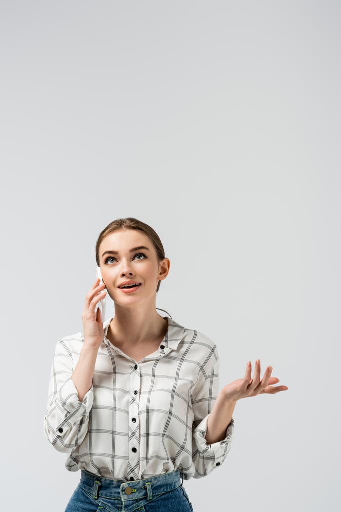 atraktivní dívka pomocí smartphone izolované na šedé - Fotografie, Obrázek