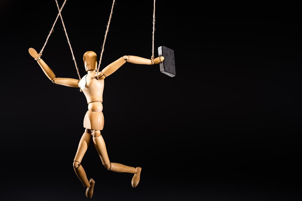 marionete de madeira em cordas com mala isolada em preto
 - Foto, Imagem