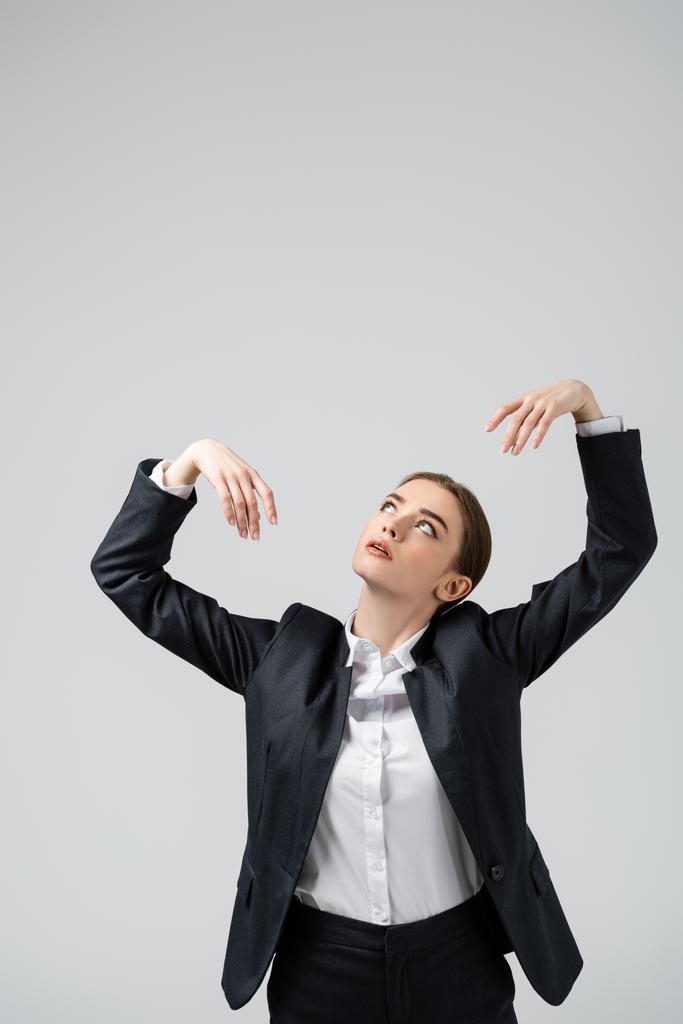 Geschäftsfrau Marionette im Anzug posiert isoliert auf grau - Foto, Bild
