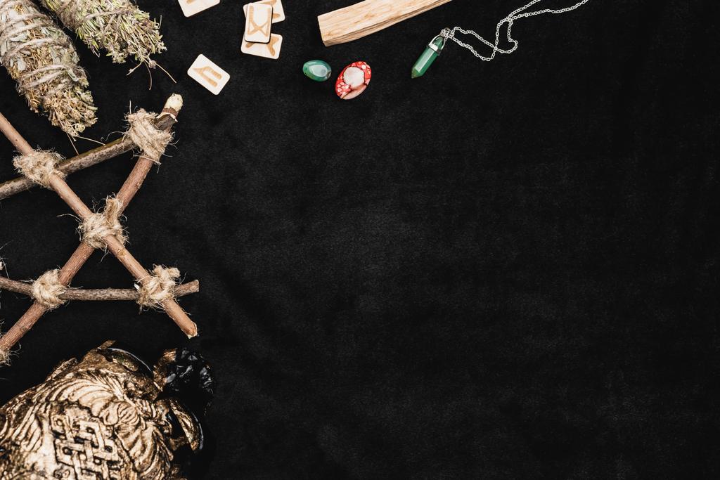 widok z góry runy i amulety w pobliżu kryształów i czaszki voodoo na czarny - Zdjęcie, obraz