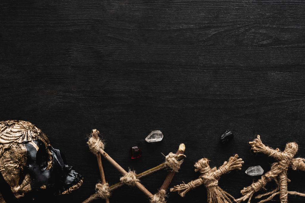 вид зверху на ляльки вуду, стародавні кристали, пентаграму і череп на чорному
 - Фото, зображення